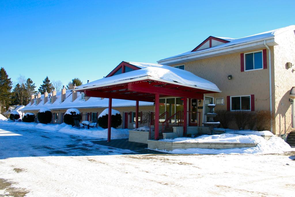 Motel Des Pentes Et Suites Saint-Sauveur-des-Monts Habitación foto